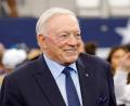 Bild: Gareth Patterson/AP/dpa
Jerry Jones nannte einen gezeigten Mittelfinger beim Sieg gegen die Jets "unabsichtlich". (Archiv-Foto)