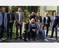 Bild: Simone Werner-Ney
Der neue Geschäftsführer Michael Gersch (rechts) wurde von seinem Vorgänger Andreas Munder (Zweiter von rechts) und dem TMO-Team begrüßt. Auch die Bürgermeister (von links) Axel Herrmann aus Warmensteinach, Franz Tauber aus Mehlmeisel und Sebastian Voit aus Fichtelberg freuten sich über die Neubesetzung.
“