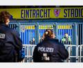 Bild: Moritz Frankenberg/dpa
Beim Derby zwischen Braunschweig und Hannover soll es keine personalisierten Tickets geben.