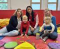 Bild: Mariella Kramer 
Ein starkes Team: László (2.v.l.) gemeinsam mit Heilpädagogin Michaela Wiek, Ergotherapeutin Bettina Fischer, Mama Beatrix Herter und Schwesterchen Noémi (v.l.n.r.).
