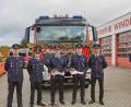 Bild: Verena Lindner
Die Verantwortlichen der Feuerwehr Windischeschenbach nehmen symbolisch die Fahrzeugschlüssel in Empfang.