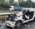 Bild: -/BRK BGL/dpa
Das Unfallauto wurde so stark beschädigt, dass der Fahrer und seine Frau im Wagen eingeklemmt wurden.