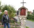 Bild: no
In der Siedlung "Am Kuhberg" in Illschwang befindet sich das Marienmarterl. Vor 50 Jahren hatte es Lorenz Geitner renoviert.