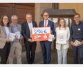 Bild: Sibylle Sandner, Stadt Amberg
Kindern schon früh Kulturerlebnisse ermöglichen – dahinter stehen: Kulturamtsleiter Reiner Volkert (von rechts), Projektleiterin Sarah Kotz, Thomas Pickel, Vorstandsvorsitzender der Sparkasse Amberg-Sulzbach, Oberbürgermeister Michael Cerny, Kulturreferatsleiter Dr. Fabian Kern und Sonja Kalb, Vorstandsmitglied der Sparkasse Amberg-Sulzbach.