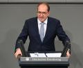 Bild: Niklas Graeber/dpa
Innenminister Dobrindt warnt vor Anreizen für illegale Migration.