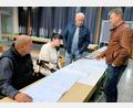 Bild: sche
Inklusionsbeauftragte, Georg Dittrich, Stefanie Gebert, Richard Ertl (von links), befassen sich mit den Um- und Ausbaumaßnahmen an der Grund- und Mittelschule Freudenberg. Rechts stehend Bürgermeister Alwin Märkl.