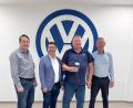 Bild: Fischer Automobile GmbH
Bernhard Dettmann (Zweiter von rechts) bei der Ehrung zum 30-jährigen Dienstjubiläum mit Personalleiter Markus Kallmeier (links), Geschäftsführer Thomas Fischer (Zweiter von links) und Teiledienstleiter Richard Koch (rechts).