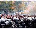 Bild: Daniel Bockwoldt/dpa
Aufeinandertreffen von Polizei und Fans bei einem Fußballspiel (Archivbild)