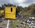 Bild: Polizei Amberg
Ein Lkw kippte auf der B 85 bei Ebermannsdorf um, nachdem ein Container verrutschte. Die Ladung bestand aus sechs Tonnen Elektroschrott.