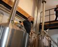 Bild: kro
Brau-Ingenieur Volker Richter in der Mitmach-Brauerei.