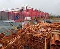 Bild: Benkhardt
Die Arbeiten für die neue Halle laufen jetzt auf vollen Touren. Das Stahlbauunternehmen Lochner möchte die Halle noch vor Weihnachten schlüsselfertig übergeben.