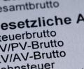 Bild: Jens Büttner/dpa
Die Beitragsbemessungsgrenze für die Krankenversicherung soll auf 5.812,50 Euro steigen. (Illustration)