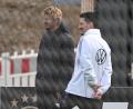 Bild: Federico Gambarini/dpa
Nur Zuschauer beim Training: Nick Woltemade mit Co-Trainer Benjamin Hübner (r).
