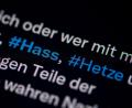 Symbolbild: Fabian Sommer/dpa
Das Internet ist kein rechtsfreier Raum. Wer Hasskommentare in sozialen Medien oder Foren verfasst, muss mit strafrechtlichen Konsequenzen rechnen.