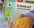 Symbolbild: Marijan Murat/dpa
Gibt es künftig kein Schnitzel aus Soja oder Weizen mehr?