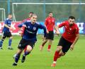 Bild: war
Mirko Griesbeck (vorne links) im Laufduell im Mittelfeld: Der SV Etzenricht gewann jüngst das verregnete Heimspiel gegen Kosova Regensburg.