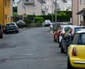 Archivbild: Petra Hartl
Ein Blick in die Untere Gartenstraße zeigt: Die Wohngebiete sind voll mit Autos, oft wird einfach vor dem Haus am Straßenrand geparkt. Eine Stellplatzsatzung soll verhindern, dass es immer mehr Autos gibt, die keinen festen Stellplatz haben.