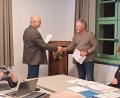 Bild: wel
Bürgermeister Walter Schauer gratuliert Erwin Zinkl zu seinem neuen Amt als Feldgeschworener.