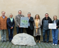 Bild: Thomas Prey 
Nabburg macht neugierig auf den „Friedhofsweg“ in Horšovský Týn, ein Pilotprojekt in Tschechien, und stärkt so die Städtefreundschaft. Bei der Übergabe der Infotafel sind anwesend (von links nach rechts):
Josef Götz, Zweite Bürgermeisterin Stadt Nabburg Irene Ehemann, Bürgermeister Stadt Nabburg Frank Zeitler, Bürgermeister Horšovský Týn Josef Holeček, Petra Zeitler, Bürgermeisterstellvertreter Horšovský Týn David Škopek und Verwaltungsmitarbeiterin Horšovský Týn Lenka Váchalová.