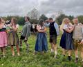 Bild: Karin Busch von der &quot;Stoapfälzer Theatergruppm&quot;/exb
Für gute Unterhaltung werden die Mitglieder der „Stoapfälzer Theatergruppm“ sorgen: Jakob Walberer, Katrin Hecht, Tina Neumann, Toni Neumann, Sandra Kick, Tobias Busch, Katrin Gradl und Andreas Kick. Das Foto entstand vor einer Probe auf einer Wiese nahe Schwarzenbach.