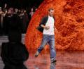 Bild: Aurelien Morissard/AP/dpa
Matthieu Blazy bei der Präsentation der Chanel Frühjahr/Sommer 2026 Kollektion.