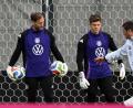 Bild: Federico Gambarini/dpa
Oliver Baumann (l.) hört Torwart-Trainer Andreas Kronenberg aufmerksam zu.