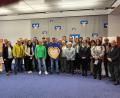 Bild: Volksbank
Vereine und Organisationen aus Vohenstrauß und Umgebung nehmen im Veranstaltungssaal der Bank in Vohenstrauß ihre Spenden entgegen.