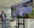Bild: eib
Geschäftsführer Stephan Irlbacher blickt auf die Dachlandschaft der seit 1989 in Schönsee ständig gewachsenen Betriebsstätten mt 12.000 Quadratmetern Photovoltaik auf den Dächern.
