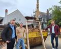 Bild: bl
Erik, Julian und Peter Braun machen mit der PJE GmbH Sanierung und Neubau zur Familiensache. Ein erstes Projekt ist die frühere Pension Kehrer (im Hintergrund) an der Nürnberger Straße, in der zwölf Wohnungen und Räume für eine Hausverwaltung entstehen sollen.