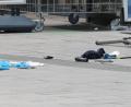 Bild: David Young/dpa
Die Polizei hat auf einer belebten Einkaufsstraße in Düsseldorf einen bewaffneten Mann niedergeschossen und schwer verletzt.