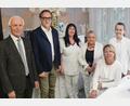 Bild: luk
Andreas Ebenburger (Zweiter von links) hat die Praxis des verstorbenen Dr. Karl W. Lang übernommen. Natalie Gorte (rechts) wird aber vorerst alleine die Patienten betreuen. Über die gelungene Übernahm freuen sich auch Birgit Pusch, Monika Gauder-Lang und Kerstin Burkhart vom Praxisteam sowie Neusorgs Bürgermeister Peter König.