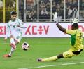 Bild: Fateh Guidoum/AP/dpa
Half Algerien entscheidend mit in der WM-Qualifikation: der Wolfsburger Mohamed Amoura (Archivbild)