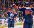 Bild: Jason Franson/The Canadian Press/dpa
Leon Draisaitl (links) hat das 400. NHL-Tor seiner Karriere erzielt.