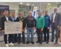 Bild: Volksbank Raiffeisenbank Nordoberpfalz
Von links: Geschäftsstellen-Leiter Thorsten Meier, Corinna Männer (Volksbank Raiffeisenbank Nordoberpfalz), Günter Heß und Andreas Stumpe (jeweils ASV Waldsassen) Christian Bernt (TSV Neualbenreuth), Jörg Müller (SF Kondrau) Andreas Rosner (Volksbank Raiffeisenbank Nordoberpfalz)