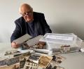 Bild: Völkl
Reinhold Malzer breitet die Bildschätze aus, die ihm Oberviechtacher Bürger bereits zur Verfügung gestellt haben.
