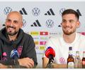 Bild: Jan Woitas/dpa
Trotz der Ausfälle in Vorfreude auf die Spiele: Trainer Antonio Di Salvo (l) und Torhüter Dennis Seimen.