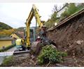 Bild: glb
Hinter dem Gasthof zum Bayerischen Johann ist der Hang abgerutscht und die Stützmauer eingestürzt.