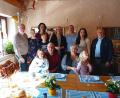 Bild: Oswald Zintl
Angela und Rudolf Burger feiern Goldene Hochzeit im Kreis der Familie. Mit dabei Bürgermeisterin Margit Bayer und der Seniorenbeauftragte Gerhard Weber.