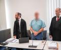 Bild: Daniel Vogl/dpa
Der Angeklagte aus dem Landkreis Forchheim (hier neben seinen Anwälten) hat während des gesamten Prozesses geschwiegen. In seinem letzten Wort dankte er lediglich seinen beiden Verteidigern. (Archivbild)