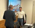 Bild: stg
Bürgermeister Roman Schäffler vereidigte seinen Sohn Marco als neuen CSU-Stadtrat.