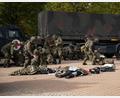 Bild: Noah Wegmüller-Kocher
Die Situation ist unübersichtlich. Verletzte liegen am Boden. Wer benötigt dringend Erste Hilfe? Wer setzt dem flüchtigen Mann hinterher, der einen Terroranschlag auf den Militärkonvoi verübt hat? In Sulzbach-Rosenberg trainierten Polizei und Bundeswehr bei der Übung RoadTEX den Ernstfall.