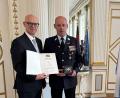 Bild: Regierung der Oberpfalz/Manfred Schmied/exb
Ehrenkommandant Franz Bauernfeind (rechts) erhielt von Regierungspräsident Walter Jonas das Steckkreuz für besondere Verdienste um das Feuerwehrwesen.