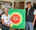 Bild: Portner
Strahlkraft von Farbe und Lebensenergie: Künstler Michael Bauer-Kempff und Martina Haller mit dem Bild "Glück und Leichtigkeit" im Künstlerhaus in Pullenried bei Oberviechtach.