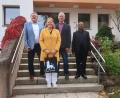 Bild: rha
Katharina Kreuzer (Mitte) ist die neue Leiterin der Kita St. Josef. Es gratulieren (von links) Bürgermeister Hans-Martin Schertl, Kirchenpfleger Franz-Josef Einhäupl und Stadtpfarrer Hrudaya Madanu.