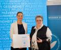 Bild: Gesundheitsministerium
Bayerns Gesundheitsministerin Judith Gerlach (li) hat Carmen Roose aus Mitterteich die Auszeichnung "Weißer Engel" verliehen.