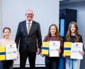 Bild: Matthias Balk/Bayerisches Staatsministerium für Unterricht und Kultus
Sie stehen im Auditorium im Deutschen Museums. Theresa Fehn vom Gymnasium Eschenbach (von links), Sophie Hefner vom Gymnasium Eschenbach und Lia Kraus vom Gymnasium Eschenbach haben den „Superpreis des Landeswettbewerbs - Experimente antworten“ gewonnen.