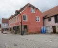 Bild: fg
Im Rahmen der Städtebauförderung hat die Sanierung des markanten Gebäudes der ehemaligen Bäckerei Schneider am westlichen Innenstadtzugang durch den neuen Besitzer, die Bäckerei Heuberger, begonnen.