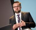 Bild: Britta Pedersen/dpa-Zentralbild/dpa
Oliver Nachtwey bekommt den Preis gemeinsam mit der Autorin Carolin Amlinger (Archiv).