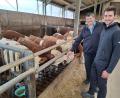 Bild: bl
Für Rinderzüchter Georg Lorenz (links), hier mit seinem Hofnachfolger Michael, sind die gestiegenen Preise für Rindfleisch eine logische Konsequenz aus den politischen Rahmenbedingungen für die Landwirtschaft.