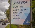 Bild: Michael Golinski
Mit handgeschriebenen Botschaften begrüßt die Stadt Amberg alle Vorbeifahrenden.